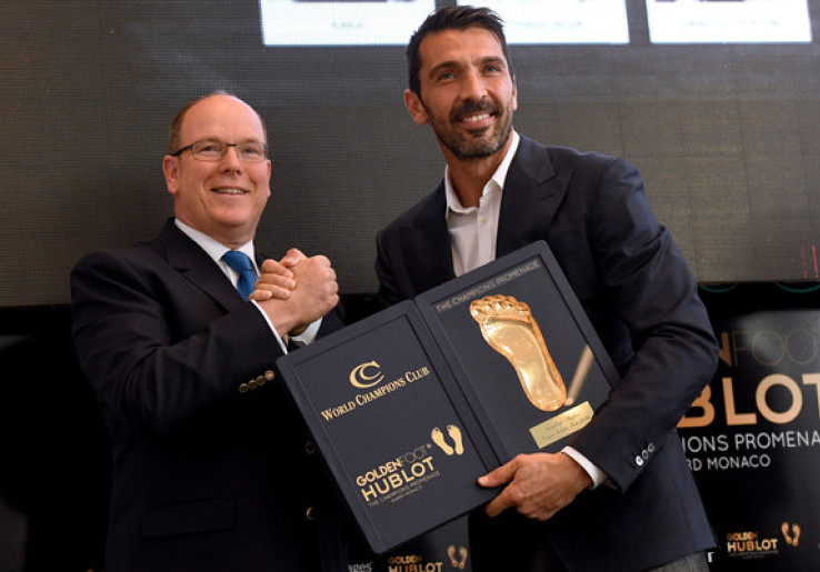 Kalahkan Ronaldo Dan Messi, Buffon Terima Penghargaan Golden Foot