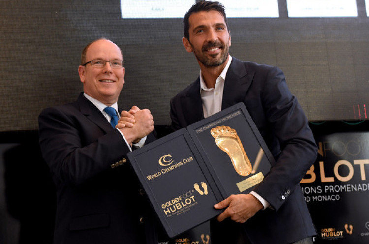 Kalahkan Ronaldo Dan Messi, Buffon Terima Penghargaan Golden Foot