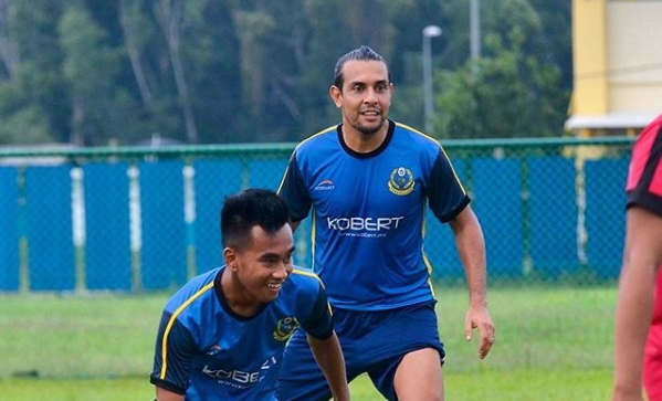 Arema FC Masih Berkelit Terkait Merapatnya Gustavo Lopez