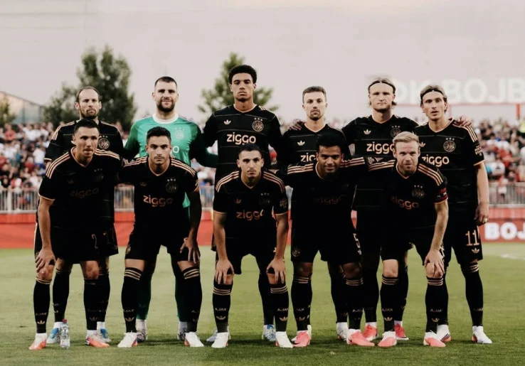 Kiper Timnas Indonesia Maarten Paes Debut di Conference League, Bantu Ajax Menang Besar