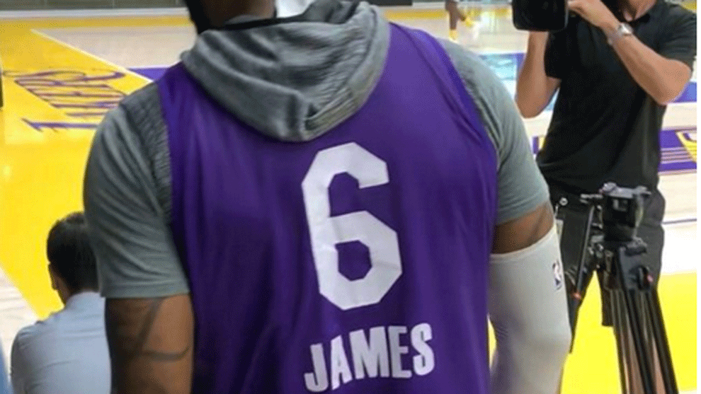 LeBron James Ungkap Alasan Kenakan Nomor Punggung Enam di LA Lakers