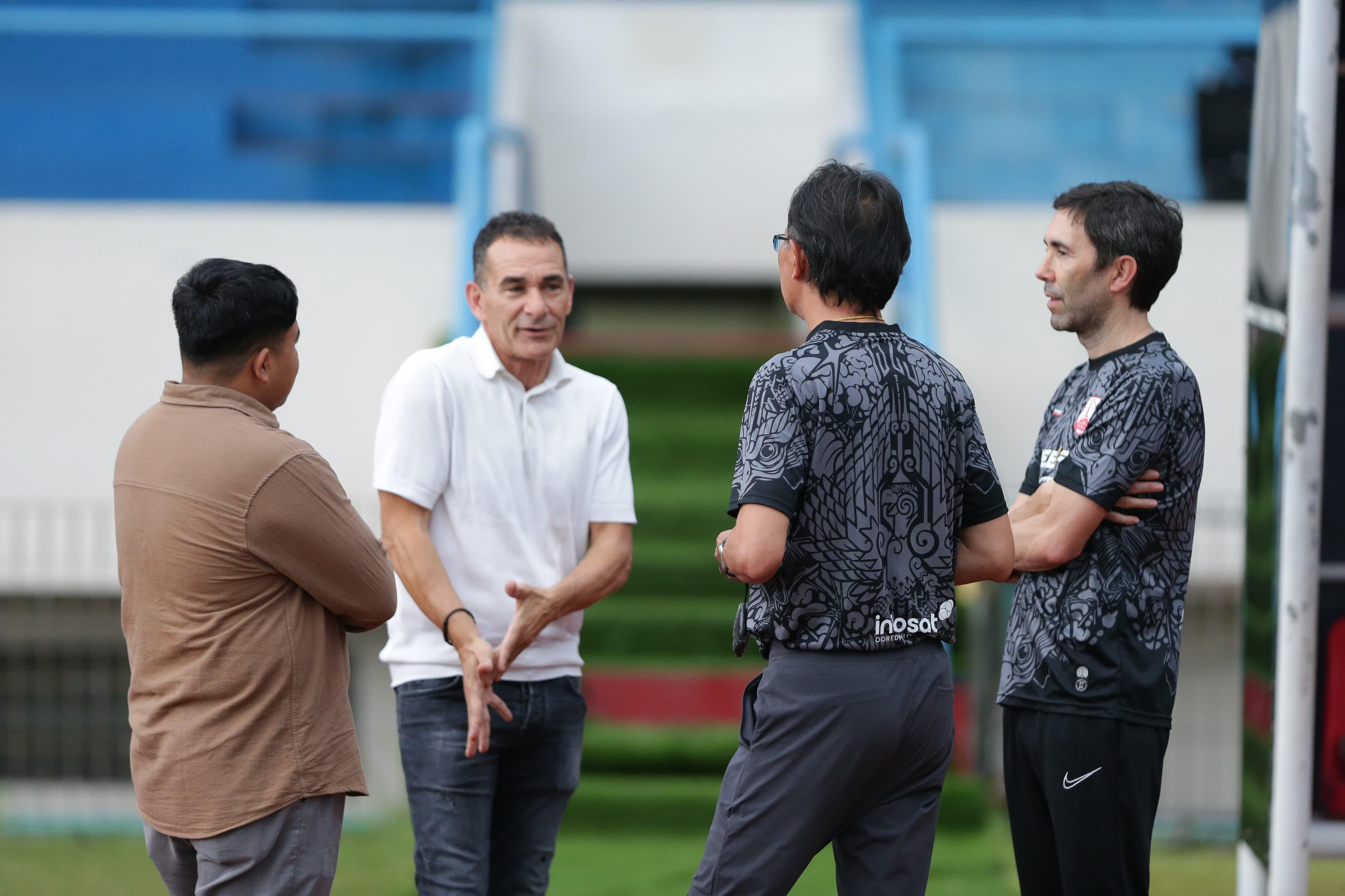 Pelatih Timnas Indonesia U-23 Gerald Vanenburg Pantau Latihan Persis Solo hingga Temui Bek Jangkung PSIS Semarang