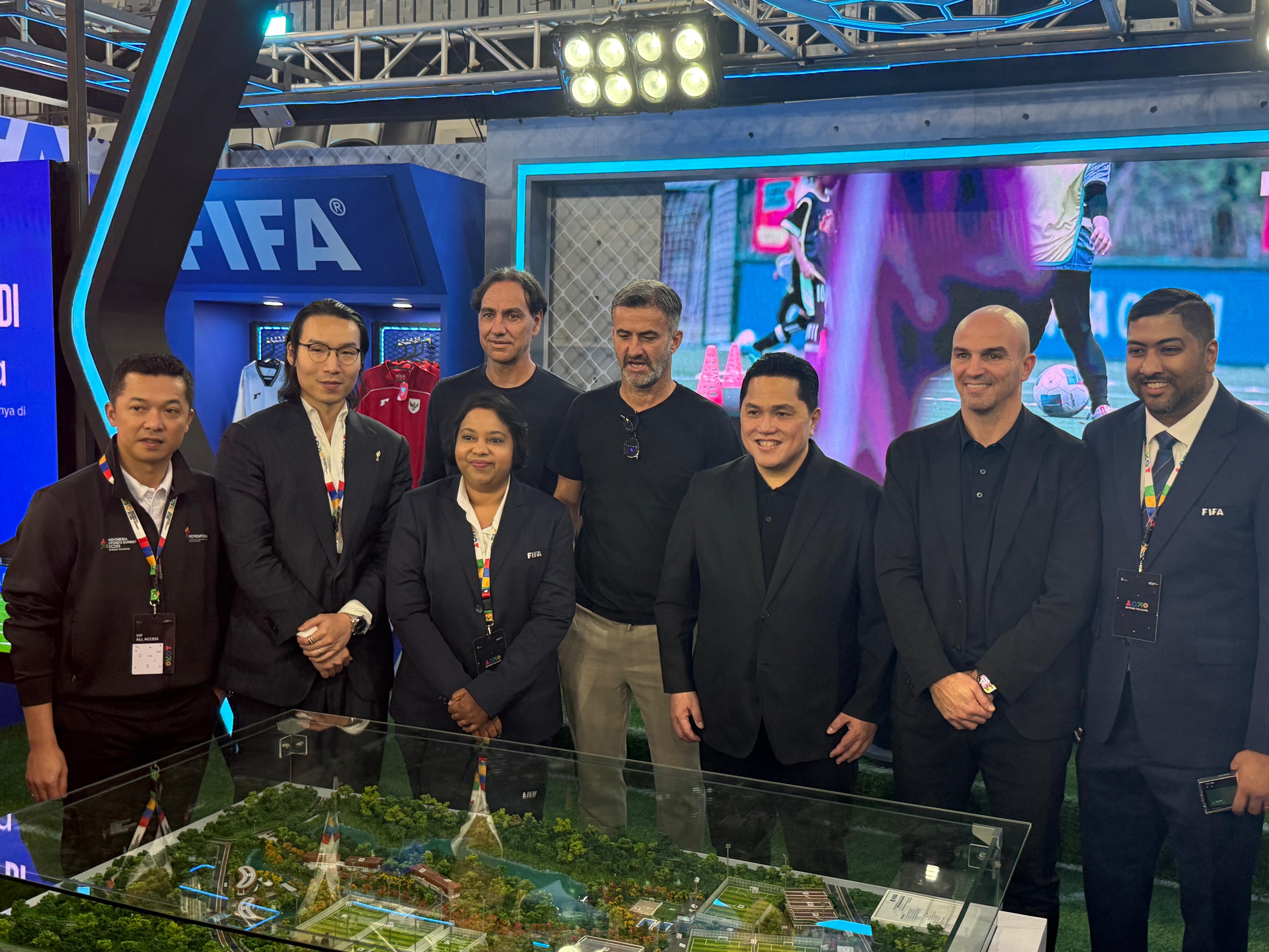 Tiga Eks Pesepak Bola Dunia Guncang Panggung Indonesia Sports Summit 2025