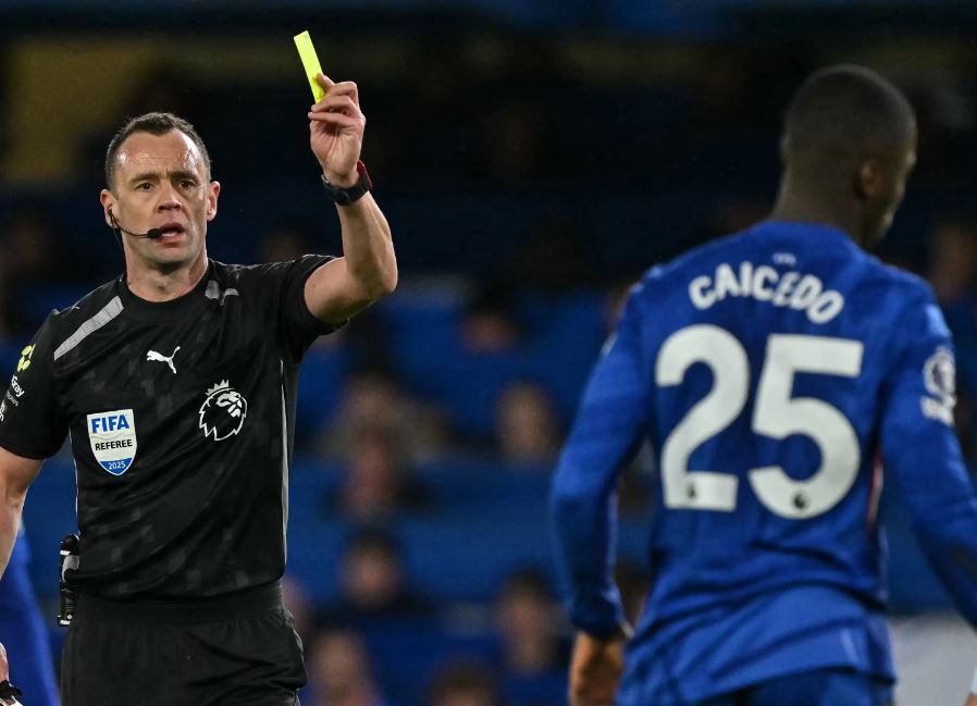Kena Akumulasi Kartu, Moises Caicedo Absen pada Laga Manchester City vs Chelsea
