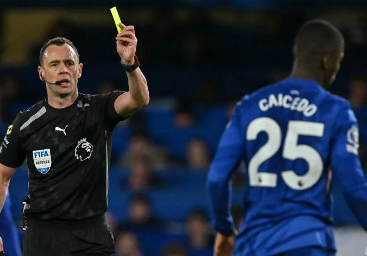 Kena Akumulasi Kartu, Moises Caicedo Absen pada Laga Manchester City vs Chelsea