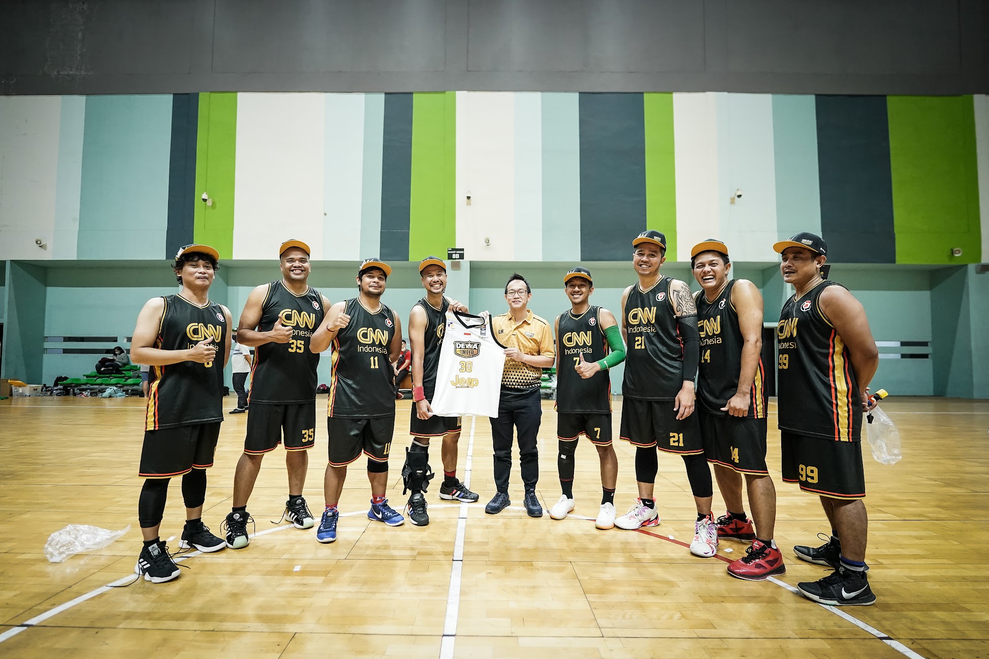 Jelang On-Season, Dewa United Surabaya Main Basket Bareng Awak Media