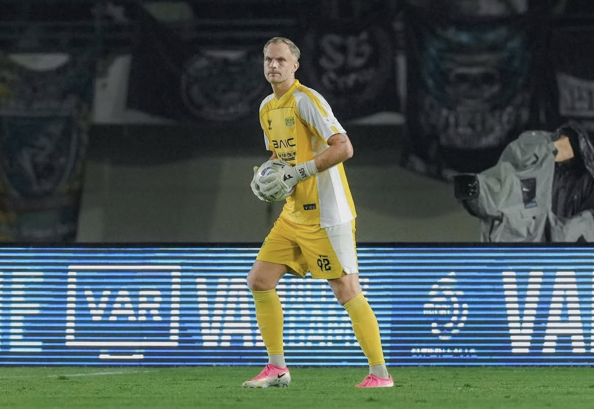 Kiper Dewa United, Sonny Stevens. (Instagram/Dewa United)