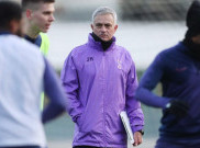 Jose Mourinho dan Pemain Tottenham Langgar Aturan Social Distancing