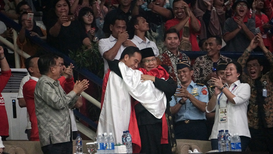 Cerita Pesilat Hanifan bersama Jokowi-Prabowo Berpelukan dalam Balutan Bendera Merah Putih