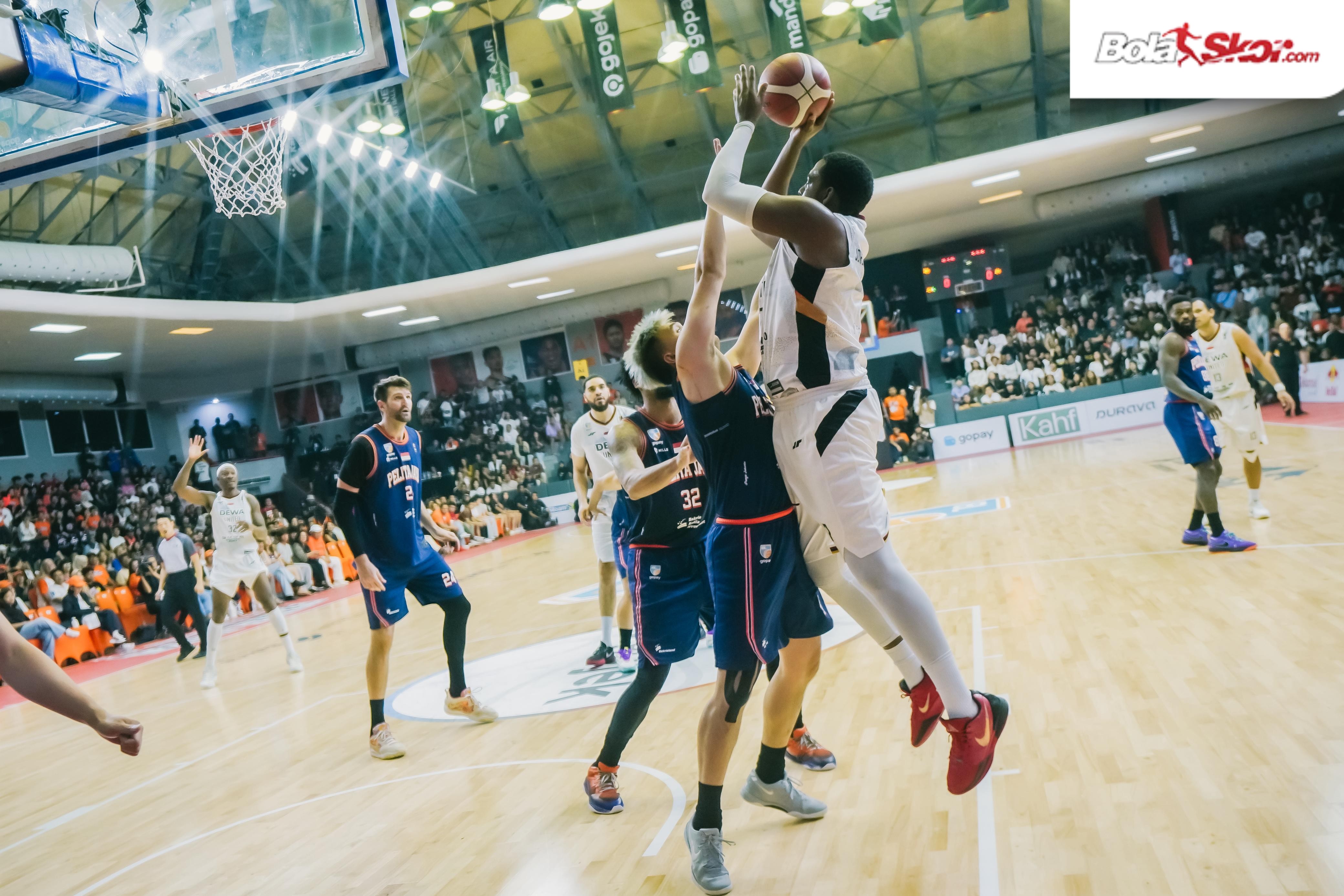 Aksi Jordan Adams saat Dewa United Banten mengalahkan Pelita Jaya pada game ketiga dengan skor 74-73 di GMSB, Jakarta, Kuningan, MInggu (21/7). (BolaSkor.com/Istimewa/Rizki Fitrianto)