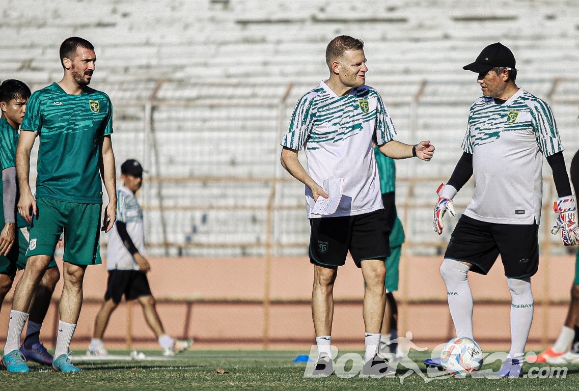 Josep Gombau Diberhentikan, Persebaya Mulai Rombak Skuad - Bolaskor.com