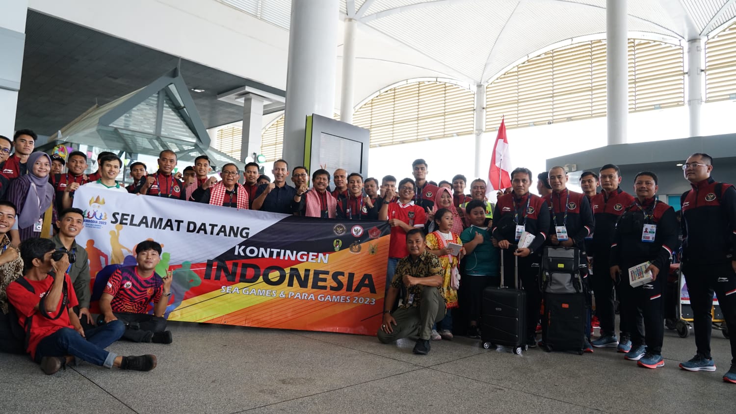 SEA Games 2023: NOC Indonesia, Tim CdM, sampai Suporter Sambut Kedatangan Timnas U-22 di Kamboja