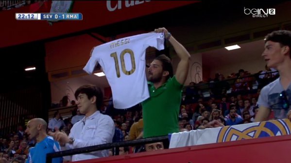 Fans Madrid Bawa Jersey Messi di Laga Madrid