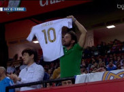 Fans Madrid Bawa Jersey Messi di Laga Madrid