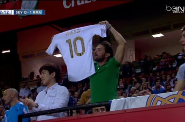 Fans Madrid Bawa Jersey Messi di Laga Madrid