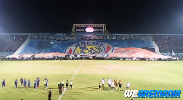 Sambut PJS Aremania Kibarkan Bendera Raksasa