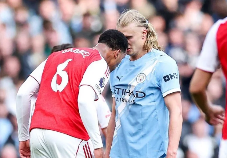 Tensi Panas Laga Man City vs Arsenal, Erling Haaland 'Selamatkan' Gabriel dari Kartu Merah