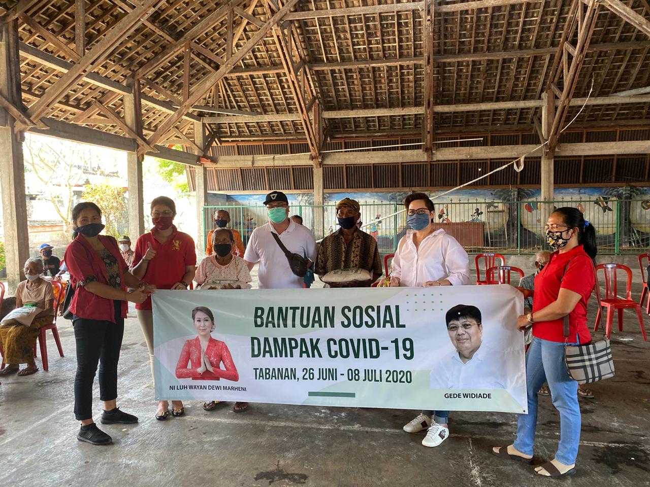 Gede Widiade Serahkan 5 Ton Beras untuk Masyarakat Tabanan Bali