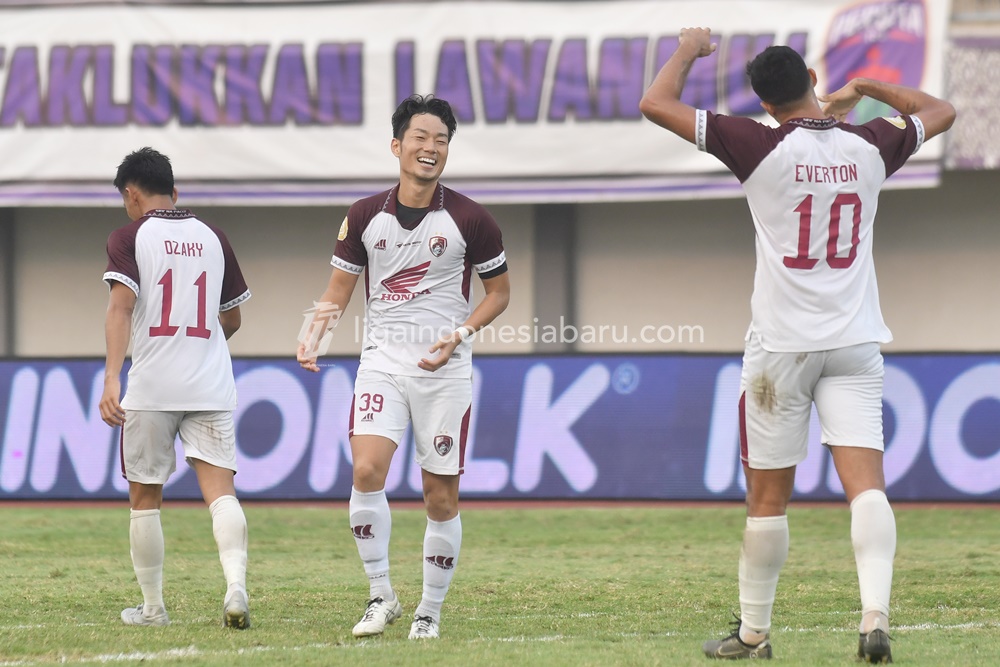 Kenzo Nambu Puji Wiljan Pluim Usai Cetak Gol Kemenangan PSM atas Persita