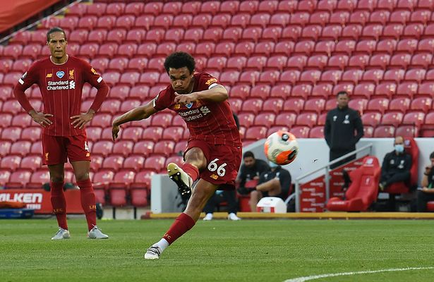 Tendangan Bebas Bek Liverpool Belum Selevel dengan David Beckham