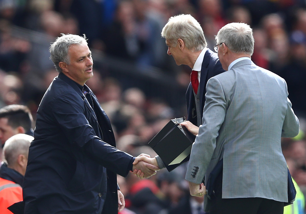 Arsene Wenger Sampai Terkejut Diberi Kado Perpisahan oleh Sir Alex Ferguson