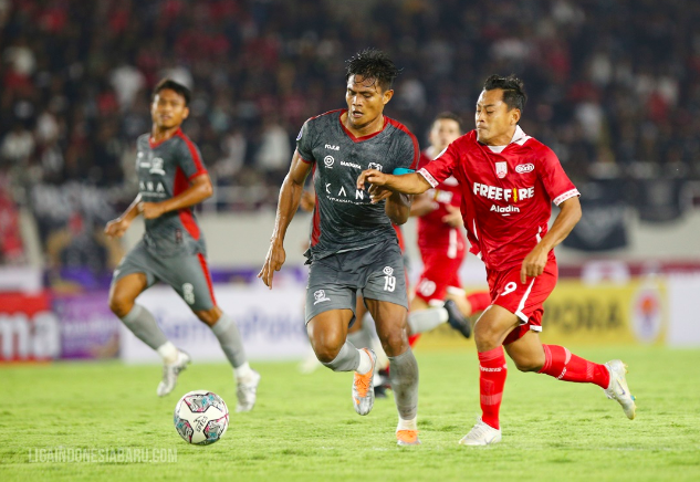 Wasit Abaikan Tendangan Kungfu Fernando Rodriguez, Madura United Uring-Uringan