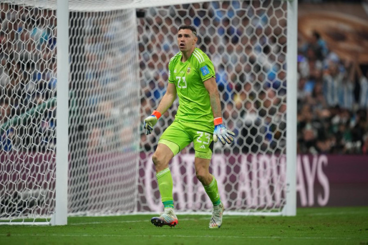 Setelah Kylian Mbappe, Emiliano Martinez Kini Ledek Aurelien Tchouameni