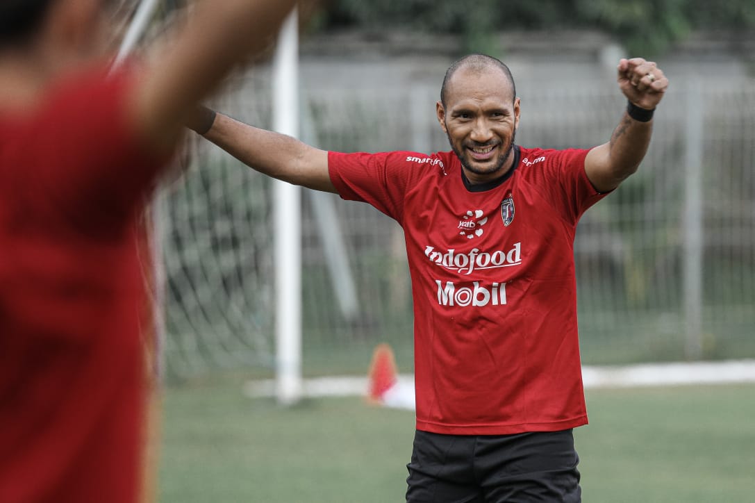 Jadi Pemain Tertua Bali United, Leonard Tupamahu Ungkit Jasa Stefano Cugurra
