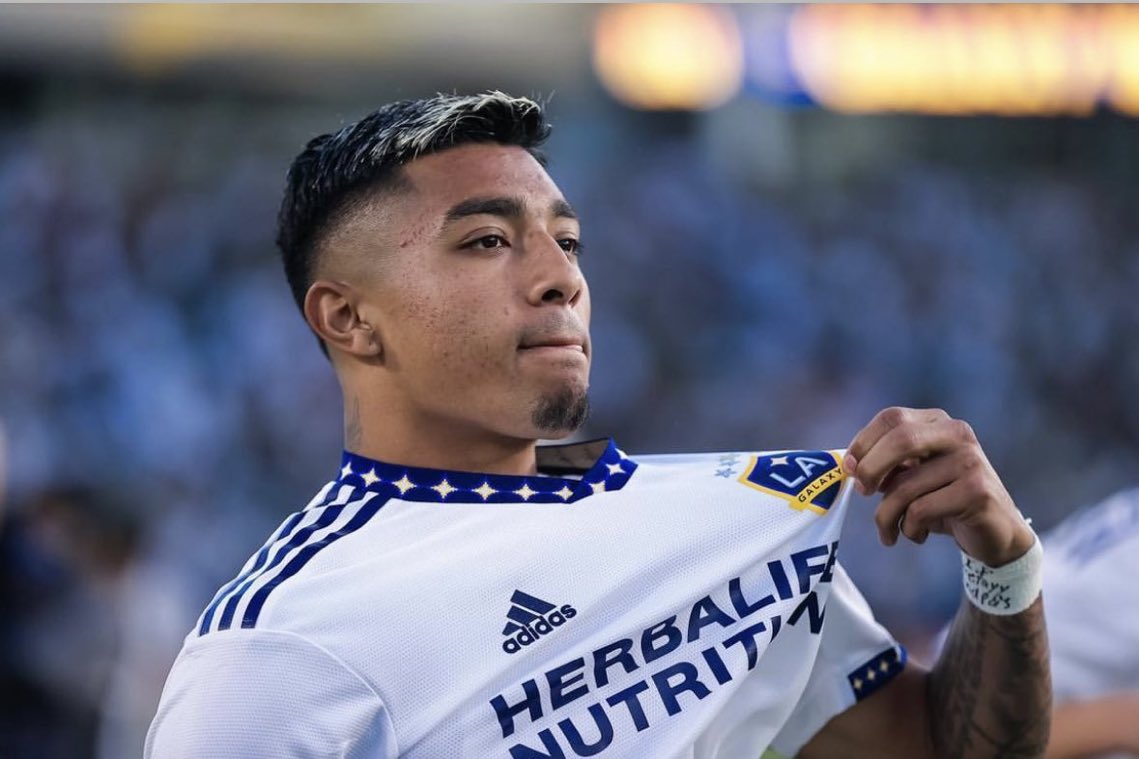 Barcelona Akhirnya Datangkan Julian Araujo