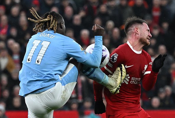 Tidak Berikan Penalti untuk Liverpool, Michael Oliver Diklaim sebagai Wasit Terbaik