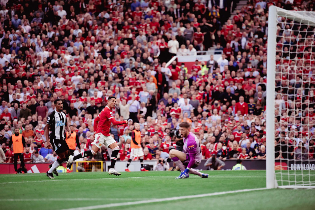 Rebutan Jersey Cristiano Ronaldo, Dua Pemain Newcastle Kena Semprot Suporter