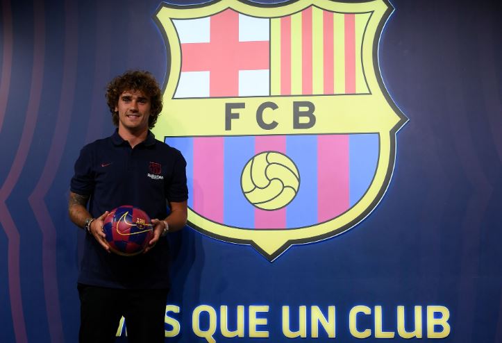 Plakat Antoine Griezmann di Wanda Metropolitano Dirusak Fans Atletico Madrid
