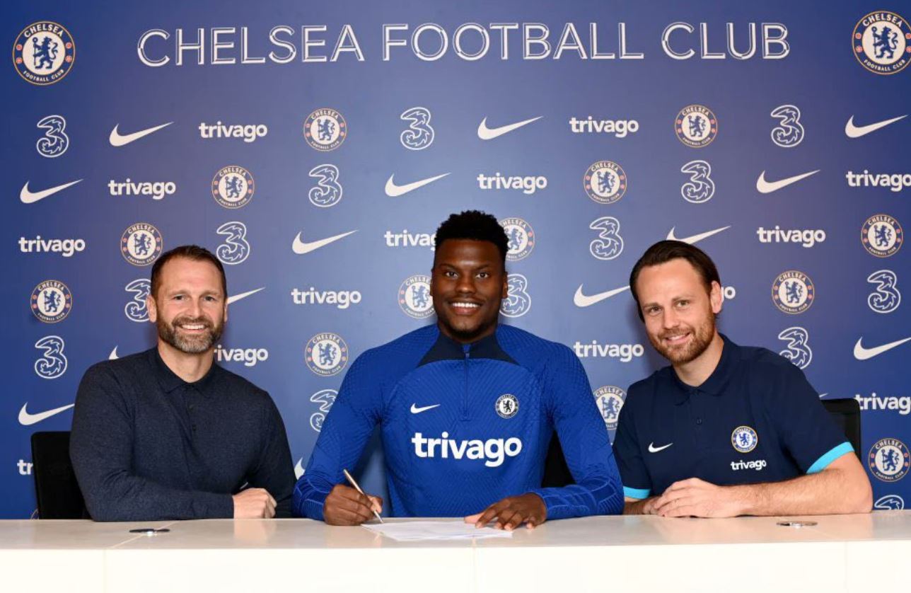 Chelsea Resmikan Transfer Benoit Badiashile