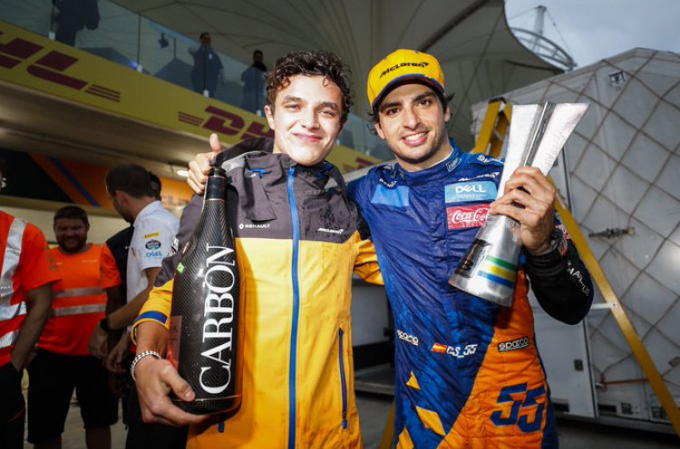 Kisah Carlos Sainz Jr, Start Posisi Terakhir dan Tahu Naik Podium Dua Jam Setelah Lomba