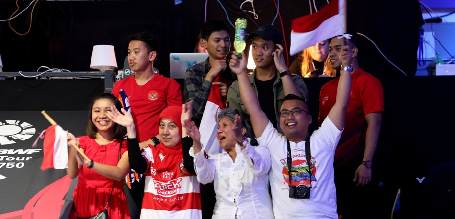 Pengorbanan 10 Jam Demi Dukung Pebulu Tangkis Indonesia