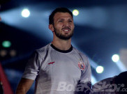 Bek Persija Marco Motta Sempat Terkejut dengan Tradisi Cium Tangan di Indonesia