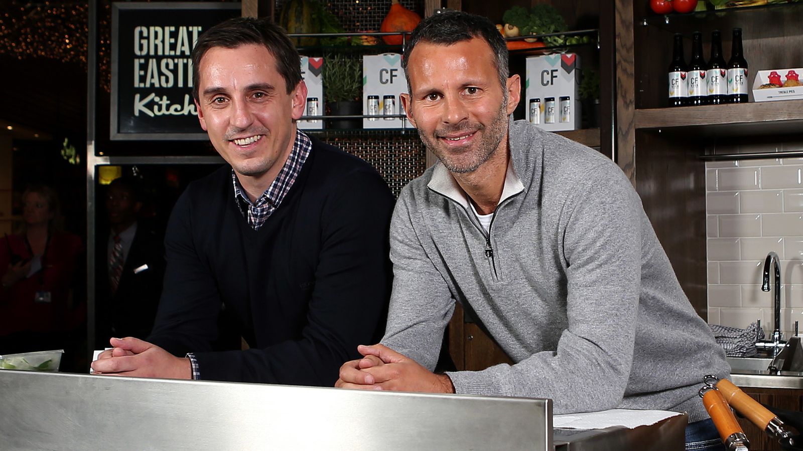 Kolaborasi Gary Neville dan Ryan Giggs Lawan Virus Corona