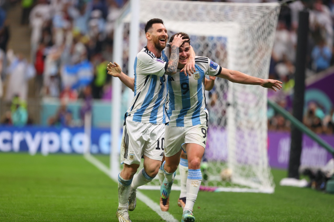 Kisah Julian Alvarez: 10 Tahun Lalu Minta Foto Bareng Lionel Messi, Sekarang Berduet di Lapangan