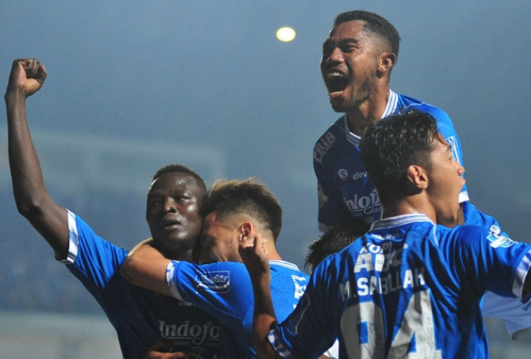 Persib Bandung 2-0 Persipura Jayapura: Pangeran Biru Geser Persija untuk Sementara