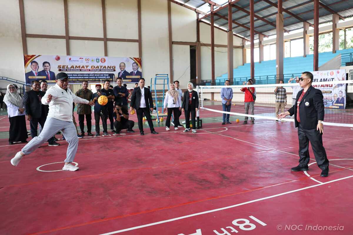 CdM Todotua Pasaribu saat mengunjungi pemusatan latihan tim sepak takraw Indonesia di Parepare. (NOC Indonesia)