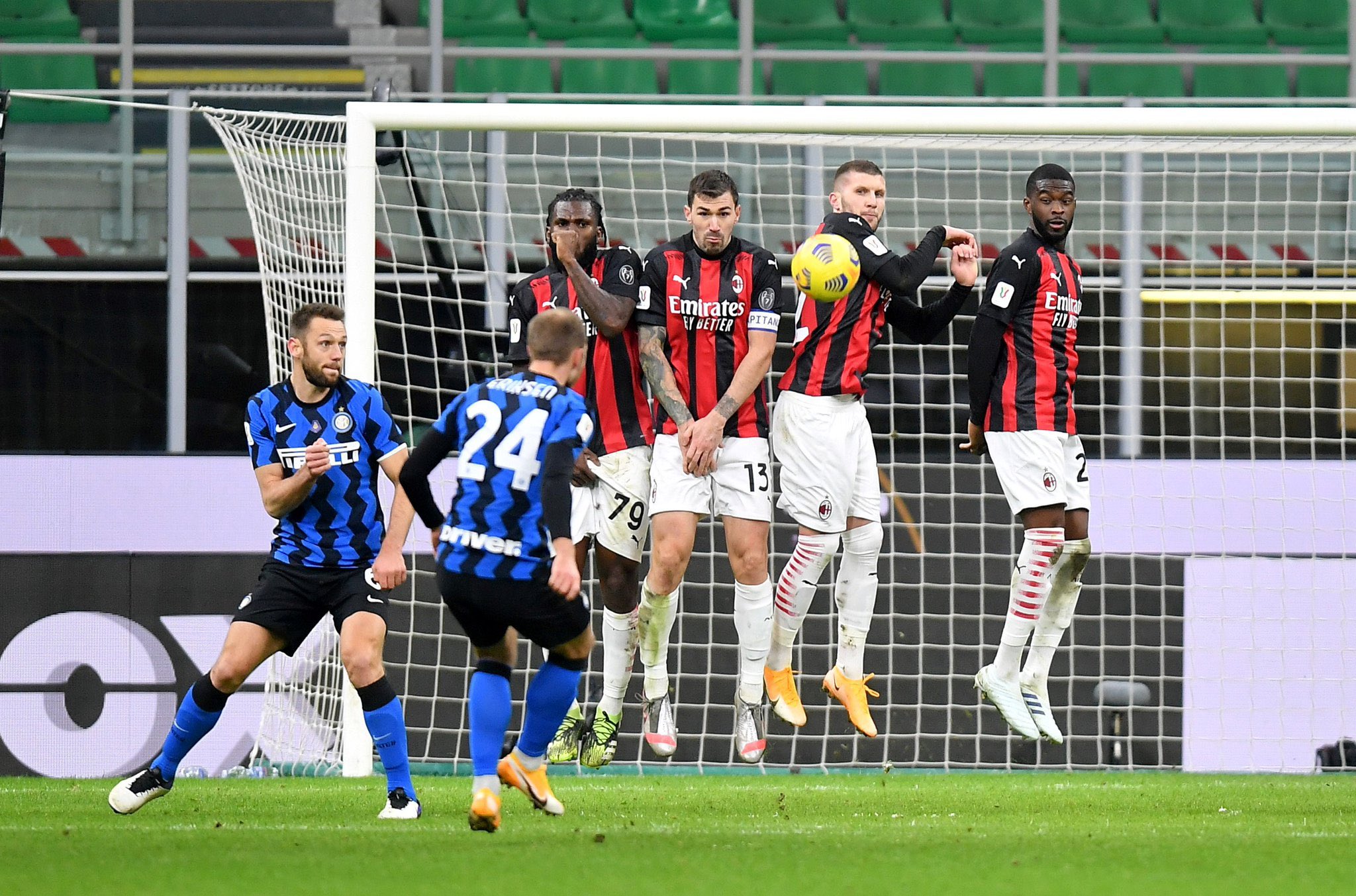 Inter Milan 2-1 AC Milan: Ibrahimovic Kartu Merah, Nerazzurri Melaju ke Semifinal