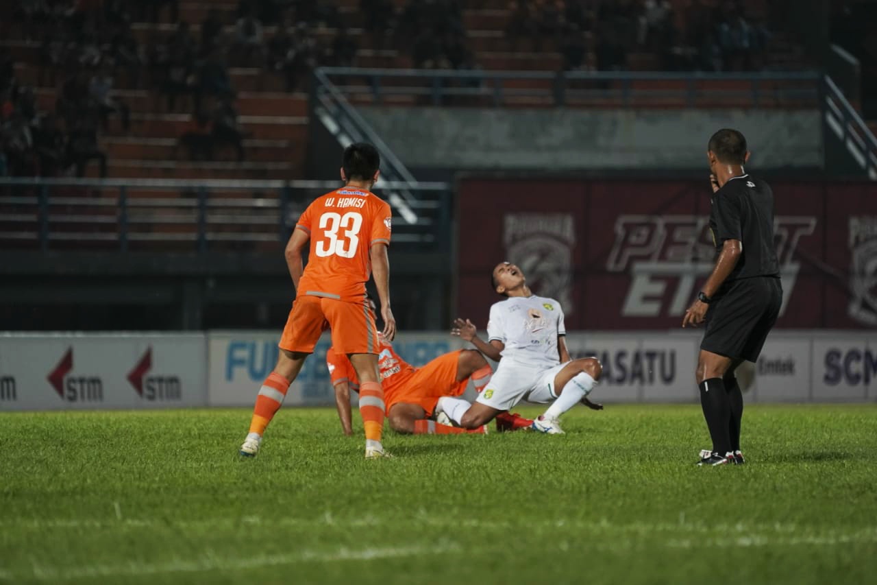 Persebaya Tuntut Keadilan Komdis PSSI soal Pelanggaran Keras Pemain Borneo FC kepada Misbakhus Solikin