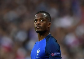 Buntut Tendangan Kung Fu, Evra Dihukum UEFA dan Dipecat Marseille
