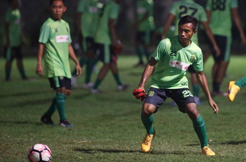 Bek Muda Persebaya Kaget Terima Sanksi Komdis PSSI