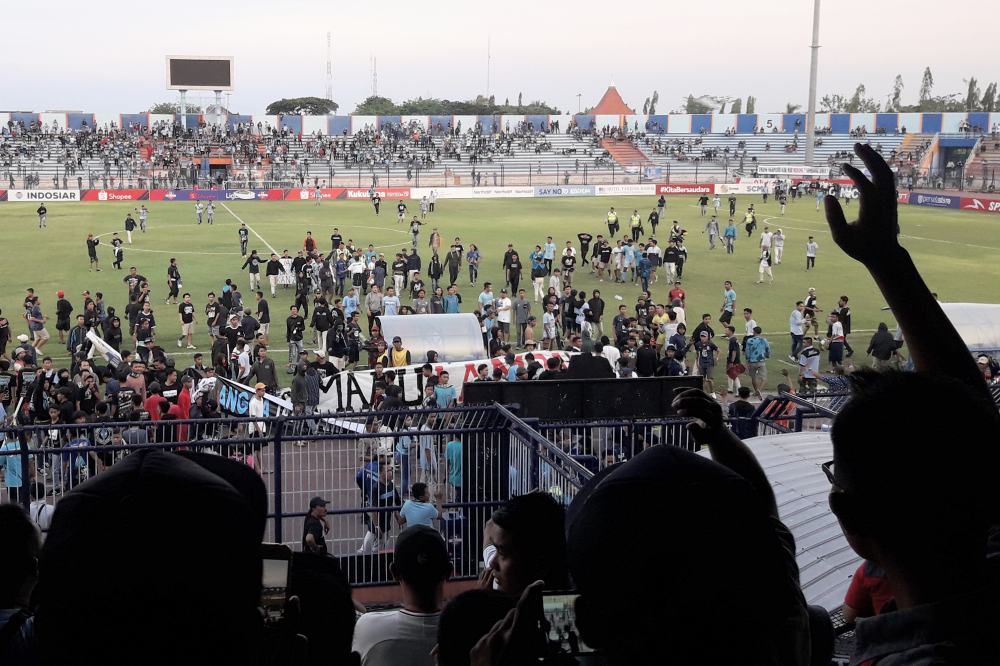 Nilmaizar Beri Penilaian Terkait Ulah Suporter Persela yang Lakukan Perusakan hingga Invasi ke Lapangan