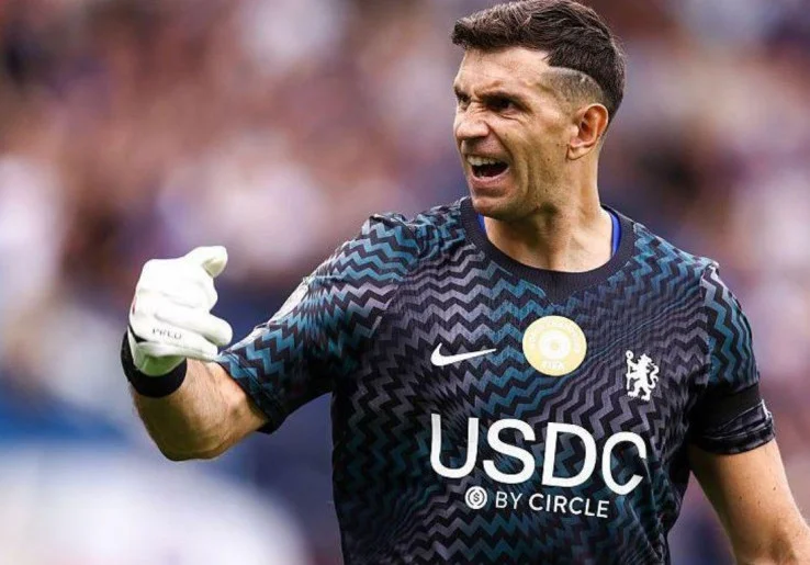 Baru Gabung Chelsea, Emiliano Martinez Langsung Menyingkirkan Robert Sanchez