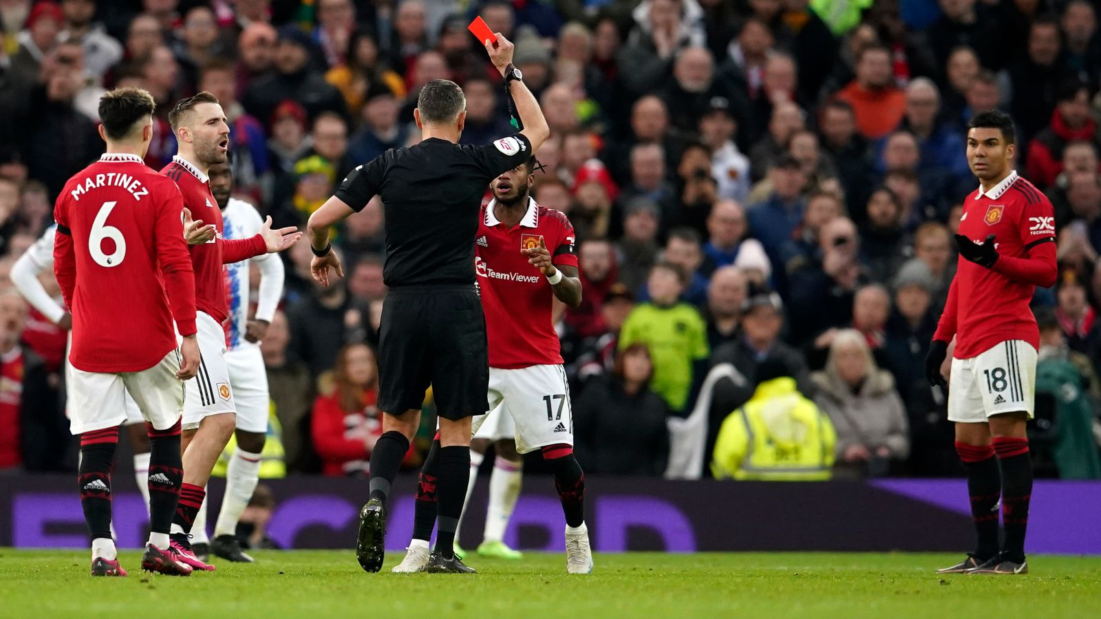 Casemiro Dikartu Merah, Erik ten Hag Kritik VAR