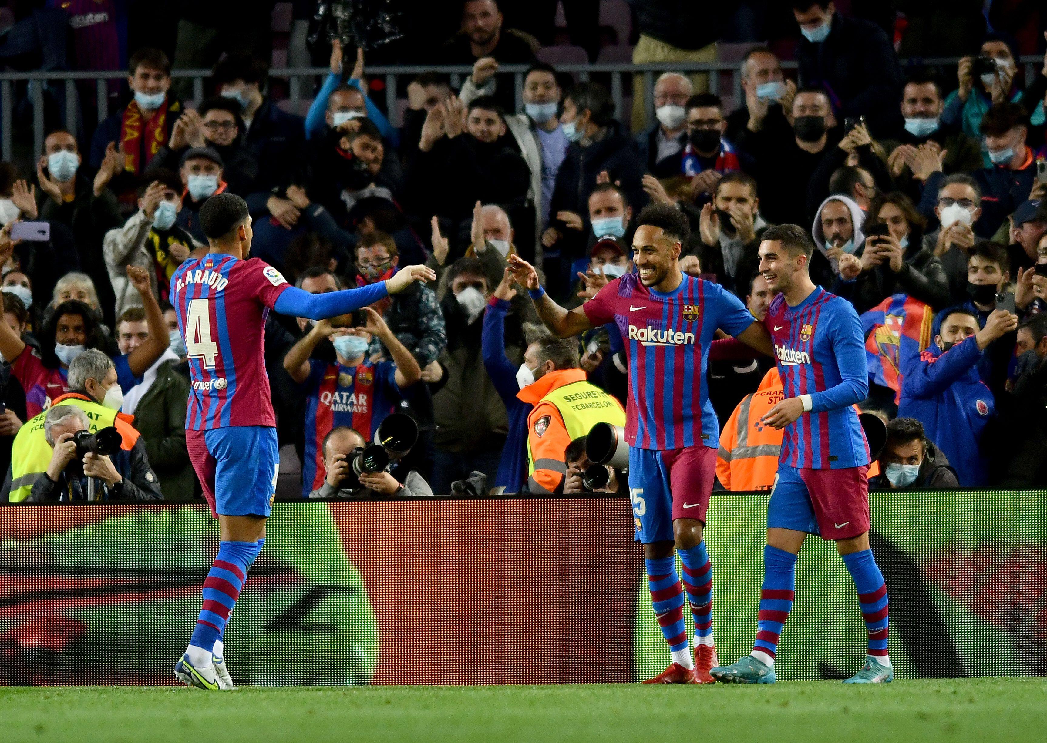 Hasil Pertandingan: Barcelona Pesta Gol, Napoli Rebut Puncak Klasemen