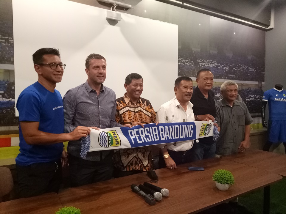 Dianggap Tua, Pelatih Persib Miljan Radovic Bela Srdjan Lopicic