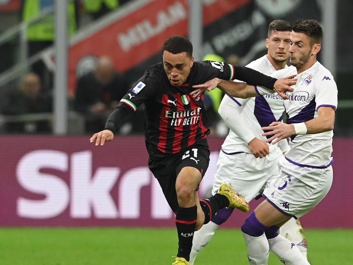 Milan Pertimbangkan Tebus Sergino Dest dari Barcelona